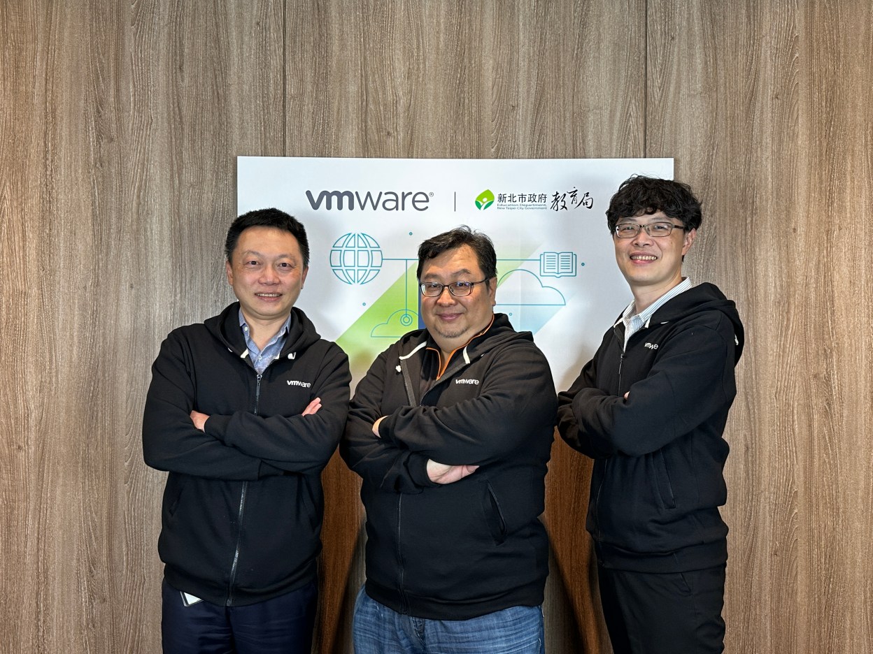 VMware台灣副總經理暨技術長吳子強偕同新北市教育局吳彥德校長（右）及林璟豐老師（中）分享導入VMware Tanzu Greenplum的經驗與應用。